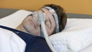 Homme qui dort avec un masque PPC