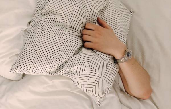 La tête sous un oreiller pour ne plus entendre les ronflements